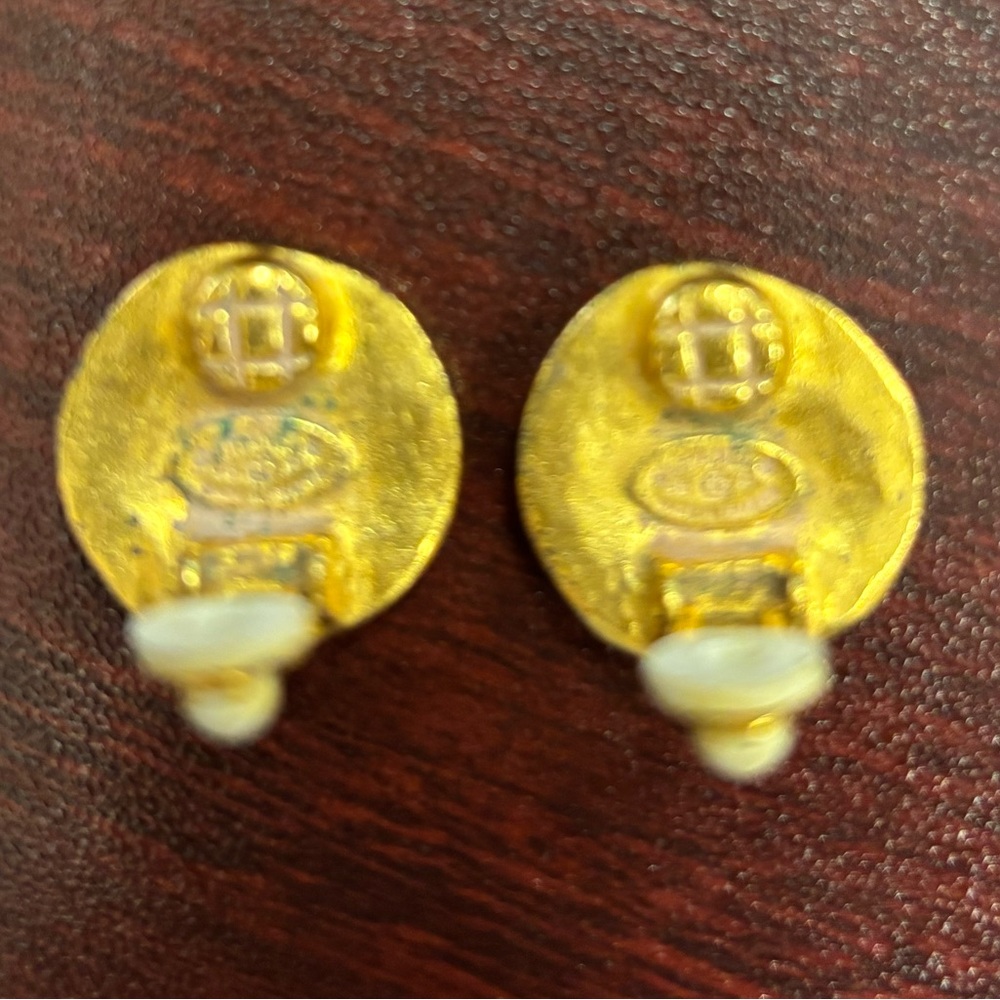 Authentic Vintage Chanel Clip Earings - Picture 5 of 5